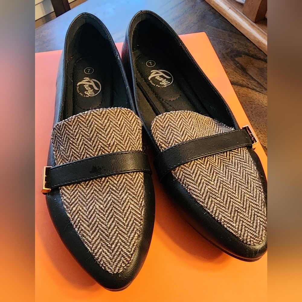 Trary, Size 7, Black and white pointed toe loafers
